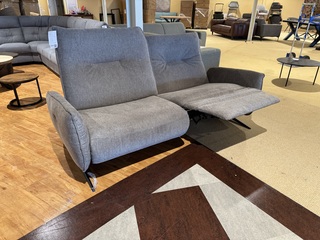 2-zits bank, grijs stof, elektrisch verstelbaar